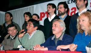 Vista de la conferencia de prensa. De izquierda a derecha, sentados: Giordano, Montes, Heberling y Sobrero. Parados: Zadunazky, Laigle, Jos� Castillo, Platkowski, junto a otros compa�eros