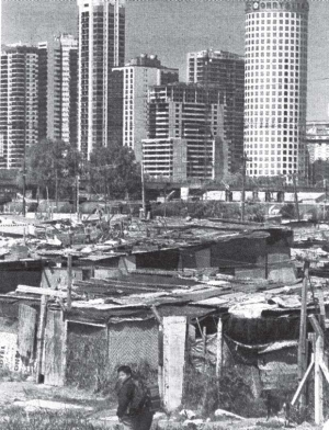 Una villa al lado de fastuosos rascacielos en plena Capital Federal. Deben pagar los que ms tienen.