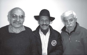 Mario Bustamante (centro), momento en que visit nuestro local partidario donde brind su entrevista. Lo acompaan Miguel Lamas (izq.), de la redaccin de El Socialista, y Miguel Sorans (der.), dirigente de la UIT-CI.