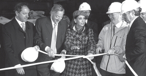 Scioli, Kirchner, Cristina Fernndez, el empresario Paolo Rocca (presidente de Siderar) y Felipe Sol, cortando la cinta por la repotenciacin del Alto Horno Evita en la planta de San Nicols, Provincia de Bs. As.
