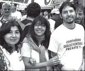 Graciela Calder�n, Isabel Guzm�n y Pedro Mu�oz en la marcha al Congreso