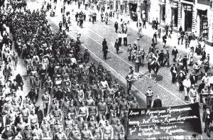 En la bandera en primer plano se lee ��Fuera los 10 ministros capitalistas!, �Todo el poder a los Soviets de diputados, operarios, soldados y campesinos!� . Petrogrado, julio de 1917