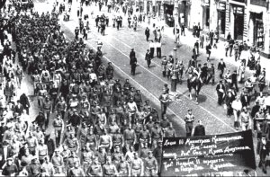En la bandera en primer plano se lee Fuera los 10 ministros capitalistas!, Todo el poder a los Soviets de diputados, operarios, soldados y campesinos! . Petrogrado, julio de 1917