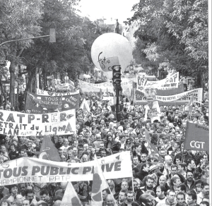 Empleados pblicos marchando por las calles de Pars contra la reforma del rgimen de jubilaciones