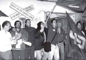 Delegados del Sarmiento nucleados en la Bord�, en momentos en que le ganaron a la burocracia de Pedraza en 2006 (Foto de archivo de El Socialista)