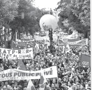 Empleados p�blicos marchando por las calles de Par�s contra la reforma del r�gimen de jubilaciones