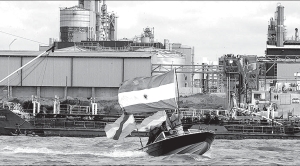 Lancha en protesta frente a Botnia