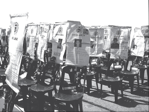 Sillas con fotos de los pibes, viernes 7/12, frente a la legislatura portea