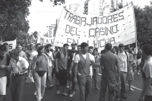 Marcha de trabajadores del Casino al Hipdromo, el viernes 25 de enero, acompaados por distintas organizaciones