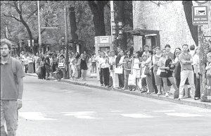 Larga cola de usuarios esperando un colectivo
