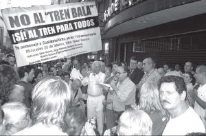 Edgardo Reynoso del cuerpo de delegados de TBA haciendo uso de la palabra en el acto frente al BAUEN. A su lado Lozano y Solanas