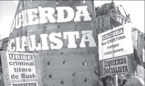 Banderas de Izquierda Socialista acompaando la marcha del pasado jueves 6, desde el Obelisco a la embajada de Colombia, convocada por las vctimas colombianas del terrorismo de estado de Uribe.