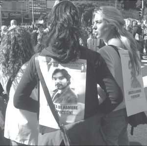 La foto de Carlos es llevada como estandrte de lucha en miles de manifestantes en todo el pas 