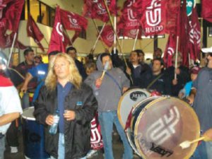 Rubn Sobrero encabezando la columna ferroviaria al ingresar a la estacin de Once