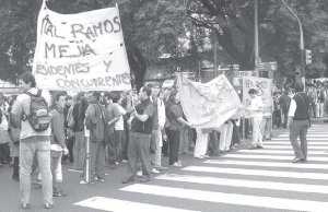 Protesta en la Av. 9 de julio difundiendo sus condiciones laborales en los hospitales de la ciudad