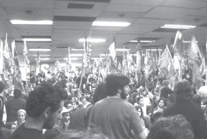 Cientos de estudiantes, en medio del plenario que resolvi un plan de lucha para enfrentar las politicas antieducativas que impulsa el gobierno.