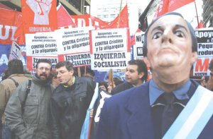 Cabecera de la marcha de la izquierda al Obelisco, de este mircoles 18, de la cual Izquierda Socialista fue convocante, en apoyo a los pequeos productores y en denuncia de la nueva trampa que se prepara en el Congreso.