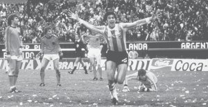 Mario Kempes hacindole un gol a los holandeses en la final