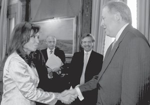 Cristina saludando al enviado de Bush. No era que haba que combatir a los golpistas?