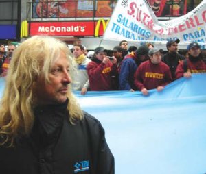 Rubn Pollo Sobrero junto a delegados ferroviarios llevando la solidaridad a los trabajadores del neumtico movilizados frente al Ministerio de Trabajo. Los ferroviarios invitaron a los trabajadores de Pirelli (Merlo) a recorrer el ferocarril para recoger dinero para el fondo de huelga y distintas tareas de solidaridad.