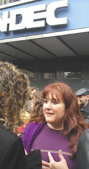 Solidaridad. Este lunes 11 participaron del abrazo al INDEC el dirigente ferroviario Pollo Sobrero (foto izquierda), trabajadores de Pirelli (foto central), y Madres Lnea Fundadora