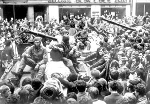 Los tanques rusos entran en Praga. La juventud checa discute con los tanquistas