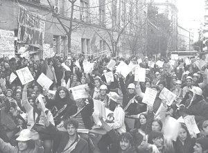 Los estudiantes de sociales estudian con casco en repudio a las malas condiciones edilicias