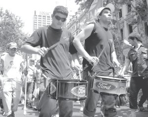Trabajadores de la fbrica de automviles FORD en la marcha del SMATA, lunes 10, Capital.