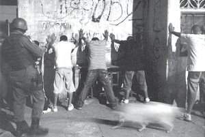 Gendarmera actuando contra jvenes en Fuerte Apache, Ciudadela, Provincia de Buenos Aires