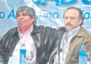 Hugo Moyano (CGT) abrazando a Hugo Yasky (CTA)