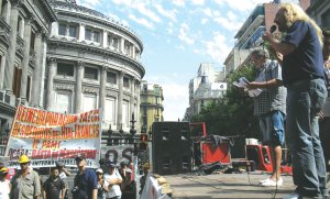 Sobrero hablando en el acto frente al Congreso
