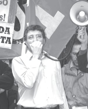 Giordano hablando en el acto frente a la Embajada. Lunes 1/12