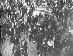 El da despus. Acompaa el funeral de los obreros cados una huelga general