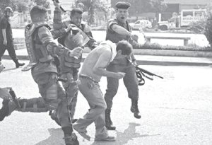 Trabajador de Sanitarios Maracay reprimido por la Guardia Nacional. Afiche UNETE Aragua donde desde hace tiempo vienen denunciando la represin en Venezuela