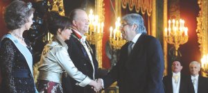 Moyano saludando a Cristina y al Rey Juan Carlos. Atrs se ve a Viviani de frac, tambin de la CGT. Estos dirigentes viajaron a Espaa junto a la UIA con la idea de firmar un Pacto Social contra los trabajadores