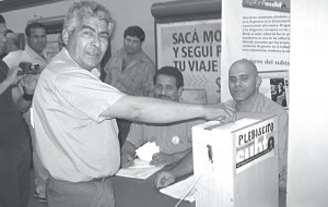 Trabajadores del Subte votando en el plebiscito, lnea B, lunes 9/02