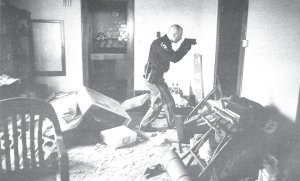 Policia yanqui desalojando a una familia vctima de la burbuja inmobiliaria. Foto ganadora del premio World Press Photo, 2009. Autor Anthony Suau