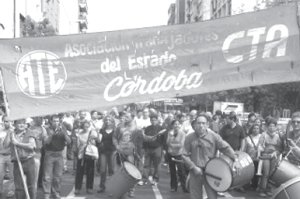 Estatales cordobeses reclamando