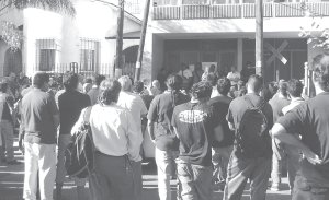 Asamblea ferroviaria frente a la seccional de la Unin Ferroviaria de Haedo