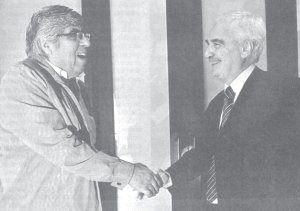 Hugo Moyano y Lascurain (Uni�n Industrial Argentina) sellando el acuerdo