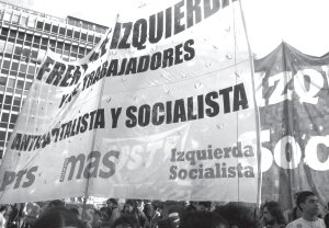 Bandera del Frente de Izquierda en Plaza de Mayo, el 1 de Mayo