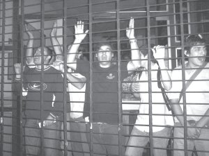 Obreros reclamando desde el interior de la fbrica