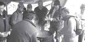 Obreros de Pilkington en la carpa frente a la empresa