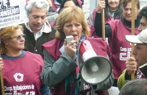 La diputada Liliana Olivero junto a los trabajadores de CIVE