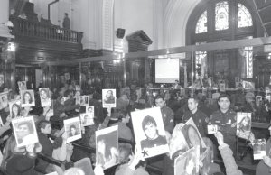 Familiares de las vctimas presenciando el juicio