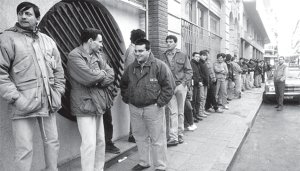 Cola de gente pidiendo trabajo. Viejas postales que se repiten