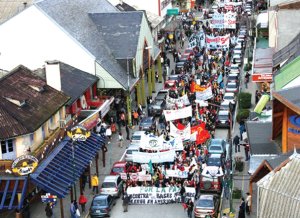 Cola de gente pidiendo trabajo. Viejas postales que se repiten