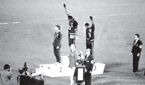 En las Olimpadas de Mexico 1968, los atletas estadounidenses negros Tommie Smith y John Carlos ganaron los 200 metros. Subieron al podio descalzos y saludaron con el puo cerrado y cubierto con un guante negro. El Comit Olmpico Internacional los expuls