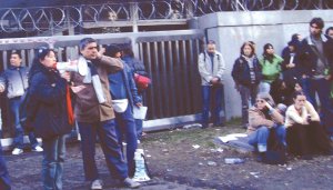 Mnica Acevedo, delegada ferroviaria del Sarmiento, llevando la solidaridad de Rubn Sobrero y el Cuerpo de Delegados. A su izquierda, Ramn Bogado, miembro de la Comisin Interna de Terrabusi