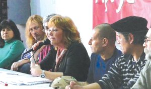 Vista de la mesa del encuentro. De izquierda a derecha: Graciela Caldern (Directiva SUTEBA Matanza), Rubn Sobrero, Carlos Rodrguez (Direccin nacional Izquierda Socialista), Liliana Olivero, Abel Aranda (Zann), Pedro Cuchallo (Sec. Gral Mineros-Crdoba) y Luis Fernndez (delegado FOETRA)